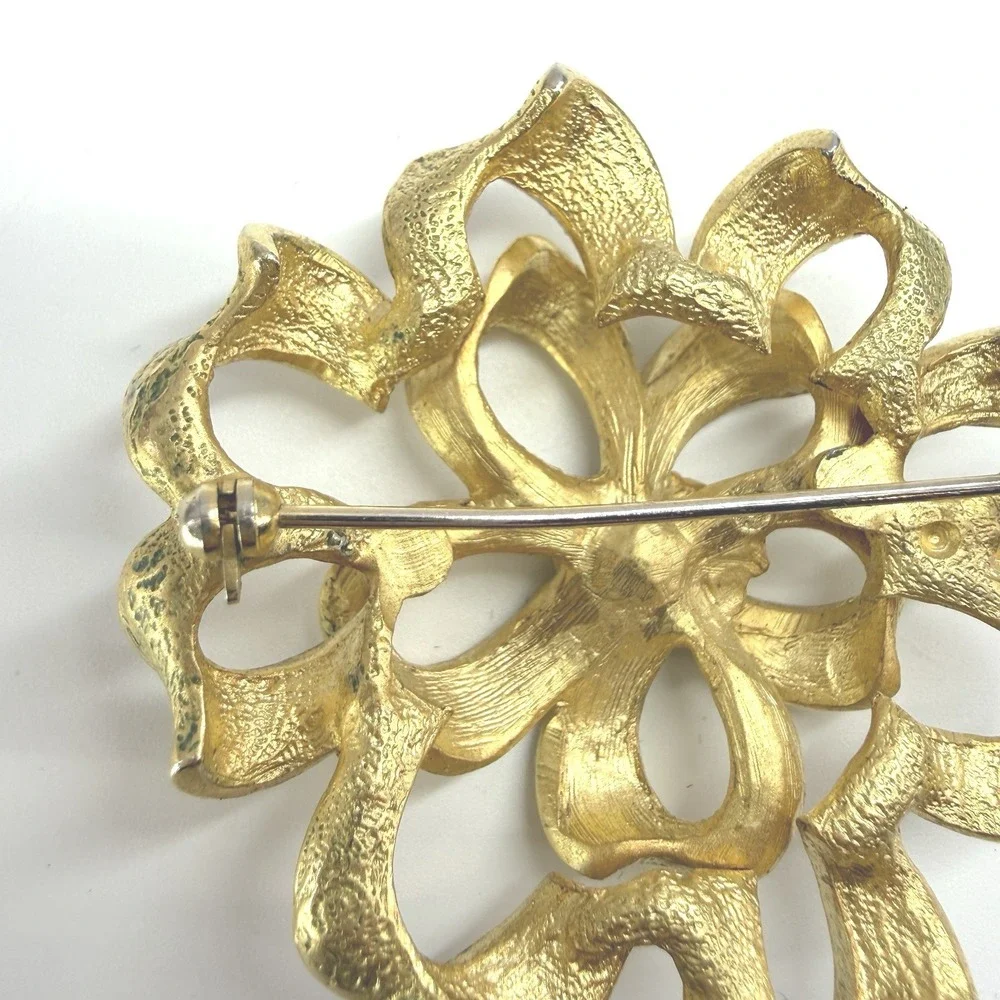 Beautiful Weeping Gold Tone Texture‎ Rosette Bow Style Brooch 2